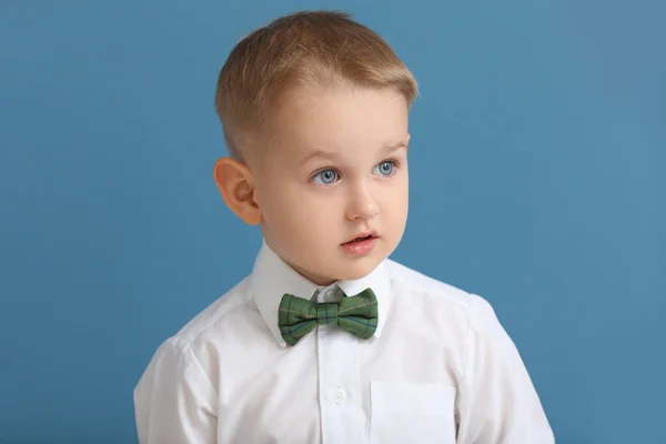 Portret stylowego chłopca na tle koloru — Zdjęcie stockowe