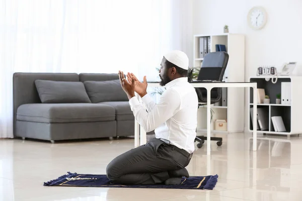 African-American Muslim man praying in office — Stock Photo, Image