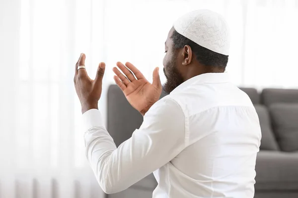Hombre musulmán afroamericano rezando en el cargo — Foto de Stock