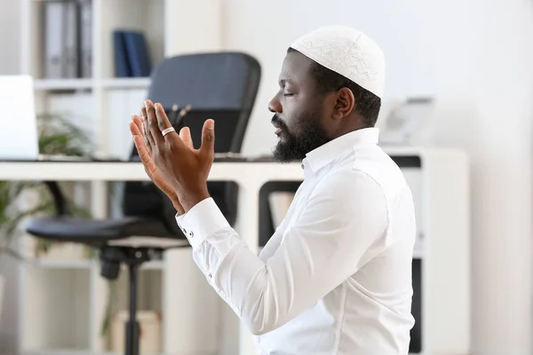 Hombre musulmán afroamericano rezando en el cargo — Foto de Stock