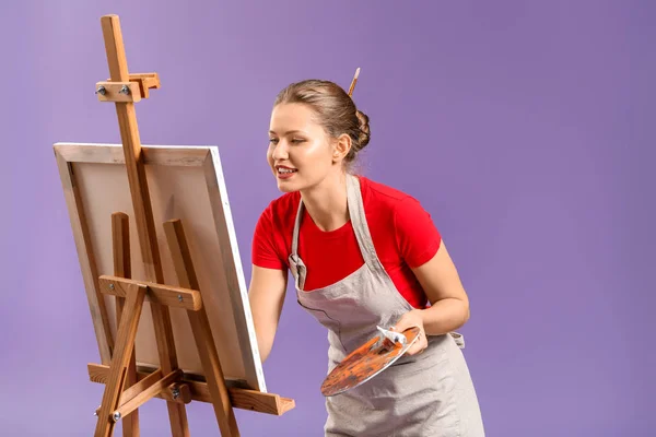 Young female artist on color background — Stock Photo, Image