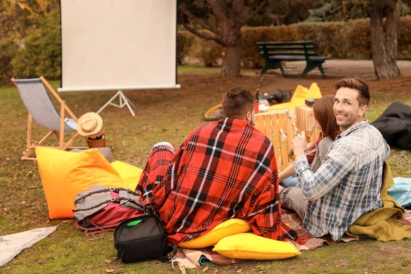 Vrienden kijken film in de openlucht bioscoop — Stockfoto