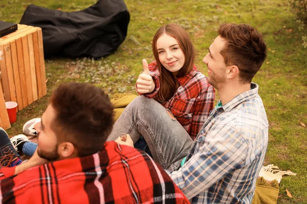 Friends watching movie in outdoor cinema — Stock Photo, Image