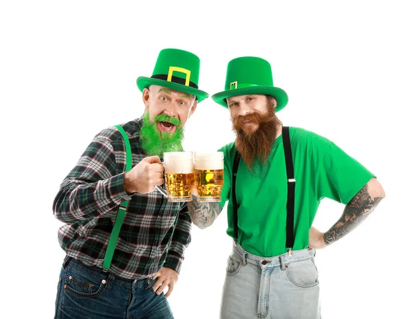 Homens barbudos com copos de cerveja no fundo branco. Celebração do Dia de São Patrício — Fotografia de Stock