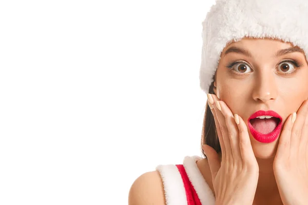 Překvapená mladá žena v kostýmu Santa na bílém pozadí — Stock fotografie