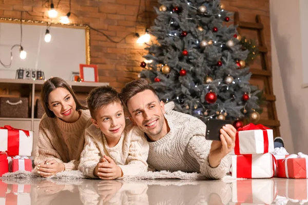Família feliz tomando selfie em casa na véspera de Natal — Fotografia de Stock