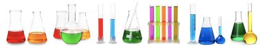 Beyaz arka planda farklı kimyasal cam eşyalar.