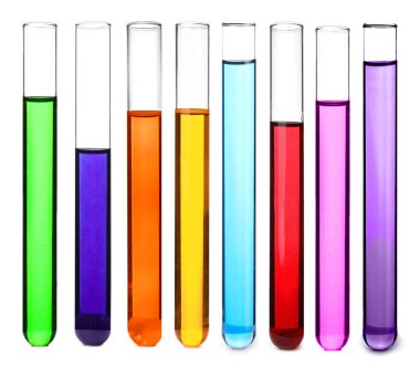 Beyaz arkaplanda örnekleri olan test tüpleri