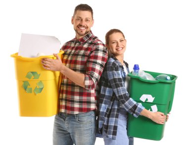 Beyaz arka planda çöp kutuları olan bir çift. Geri dönüşüm kavramı