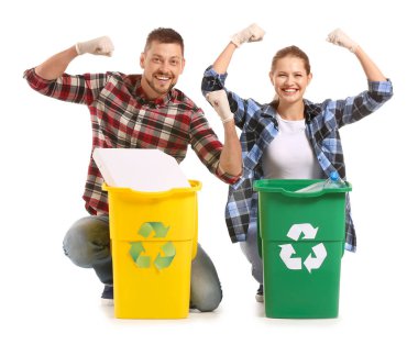 Beyaz arka planda çöp kutuları olan bir çift. Geri dönüşüm kavramı