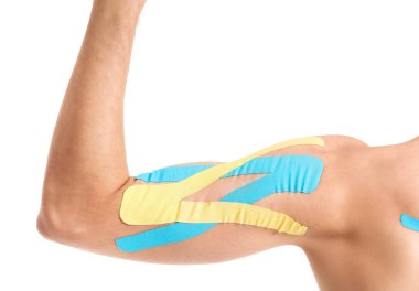 Koluna beyaz arka plan bandı yapıştırılmış spor adamı.