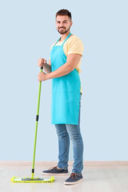 Kapalı alanda paspası olan erkek hademe.