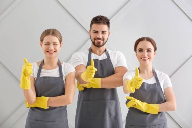 Hademe ekibi gri arka planda baş parmak hareketi gösteriyor.