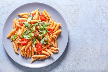 Plaka renk arka plan üzerinde lezzetli makarna ile