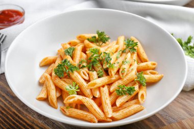 Masada lezzetli makarna tabağı.