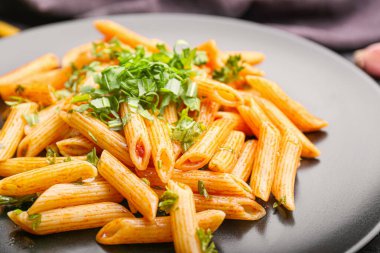 Tabakta lezzetli makarna, yakın plan.