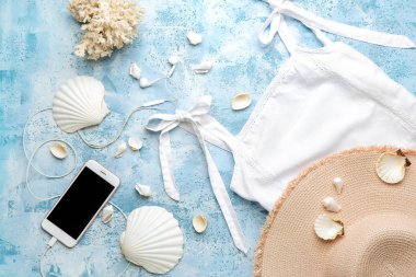 Kadın kıyafetleri ve renkli cep telefonlu deniz kabukları