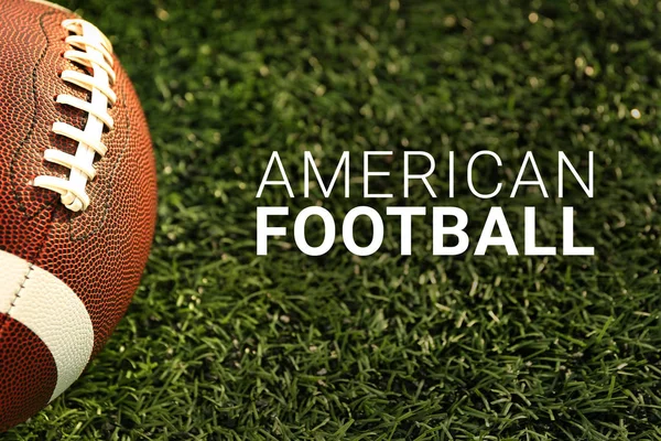 Rugby Ball und Text American Football auf grünem Rasen — Stockfoto