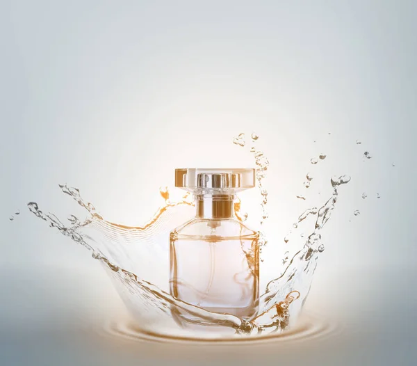 Fles parfum met plons op lichte ondergrond — Stockfoto