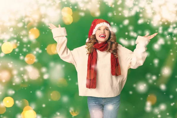 Mujer joven feliz en ropa de invierno sobre fondo de color con nieve —  Fotos de Stock