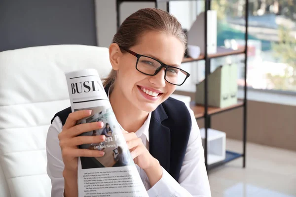 Joven empresaria leyendo periódico en la oficina — Foto de Stock