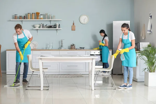 Team von Hausmeistern putzt Küche — Stockfoto