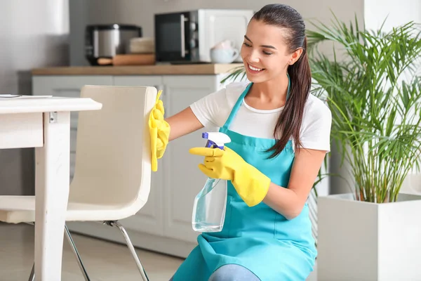 Porträt einer Hausmeisterin, die Küche putzt — Stockfoto