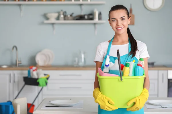 Mutfakta temizlik malzemesi olan kadın hademe. — Stok fotoğraf
