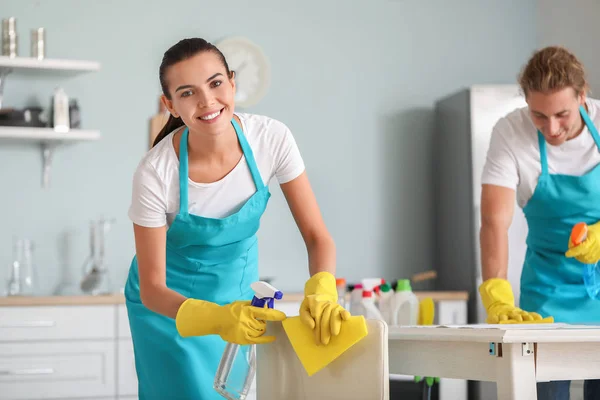 Team van conciërges schoonmaak keuken — Stockfoto