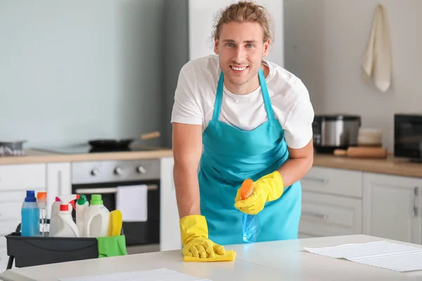 Portré férfi gondnok takarítás konyha — Stock Fotó