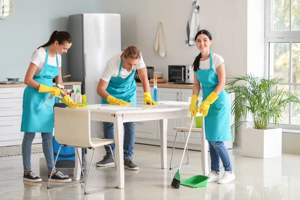 Team van conciërges schoonmaak keuken — Stockfoto