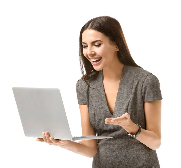 Hermosa joven empresaria con portátil sobre fondo blanco — Foto de Stock