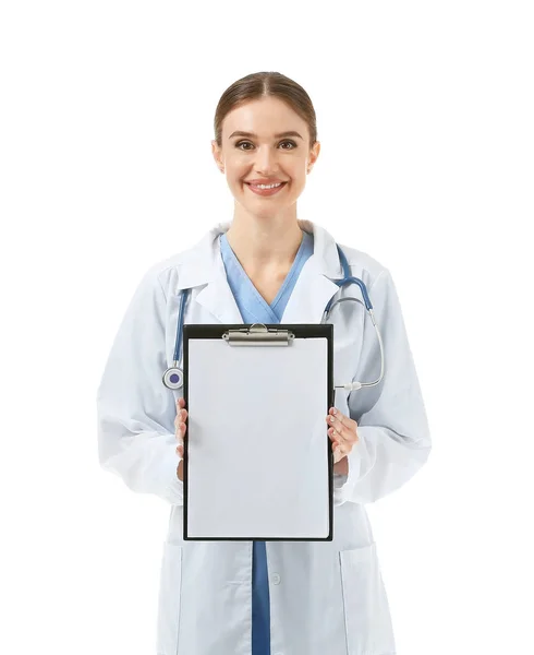Portrét ženského lékaře s podložkou na bílém pozadí — Stock fotografie