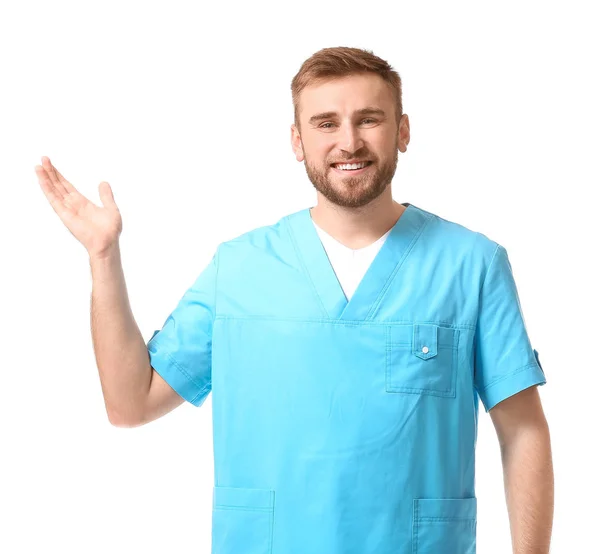 Porträtt av manlig läkare visar något på vit bakgrund — Stockfoto