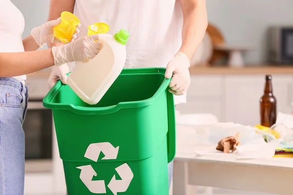 Casal com recipiente para lixo em casa. Conceito de reciclagem — Fotografia de Stock