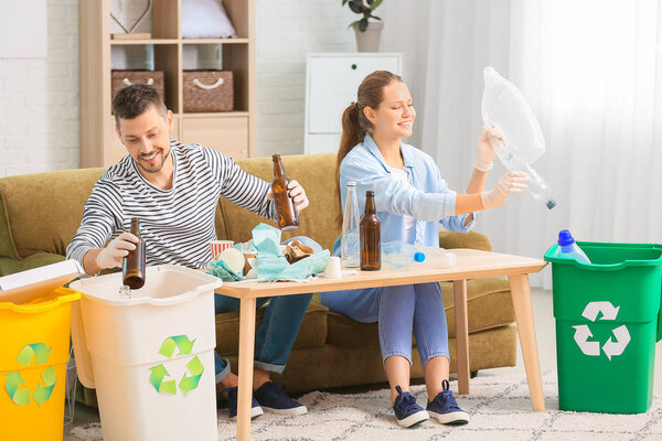 Пара сортировщиков мусора дома. Концепция переработки