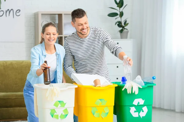 Par som sorterar sopor hemma. Begreppet återvinning — Stockfoto