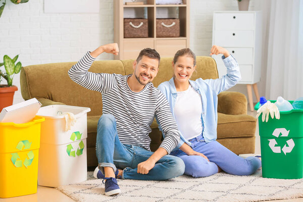 Пара сортировщиков мусора дома. Концепция переработки