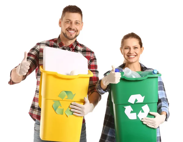 Casal com recipientes para lixo no fundo branco. Conceito de reciclagem — Fotografia de Stock