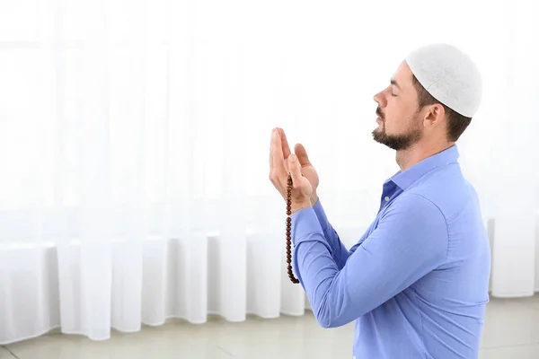 Muslim muž modlí v pokoji — Stock fotografie