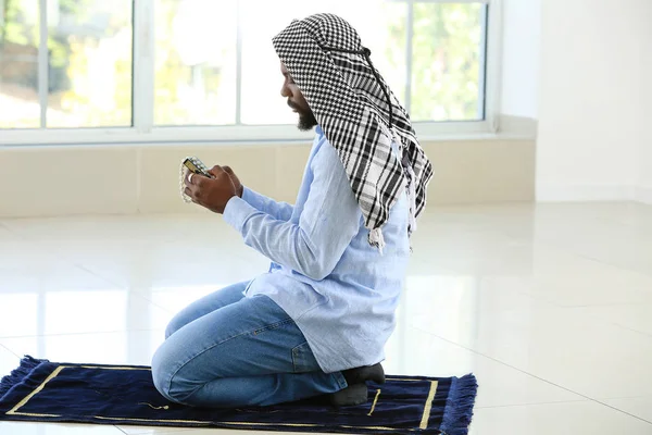 Africano-americano muçulmano homem orando dentro de casa — Fotografia de Stock