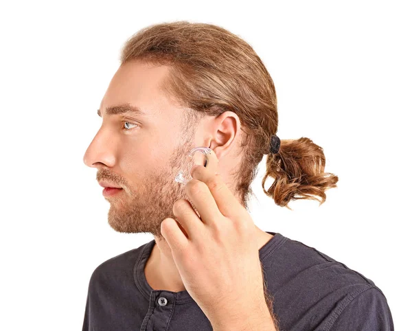 Młody człowiek z aparatem słuchowym na białym tle — Zdjęcie stockowe