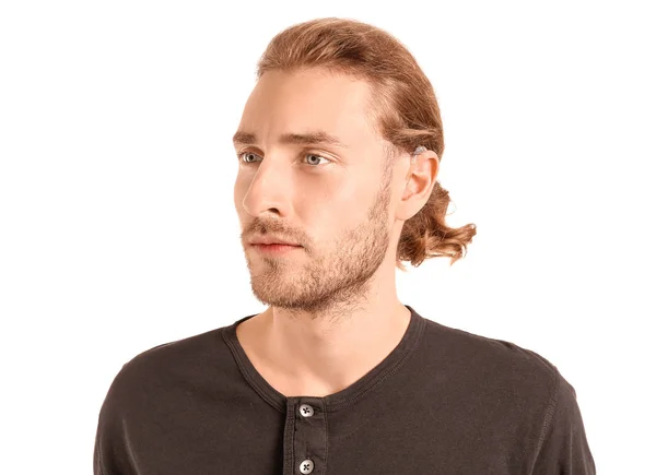 Jonge man met gehoorapparaat op witte achtergrond — Stockfoto