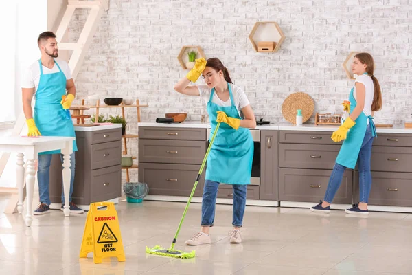 Team von Hausmeistern putzt Küche — Stockfoto