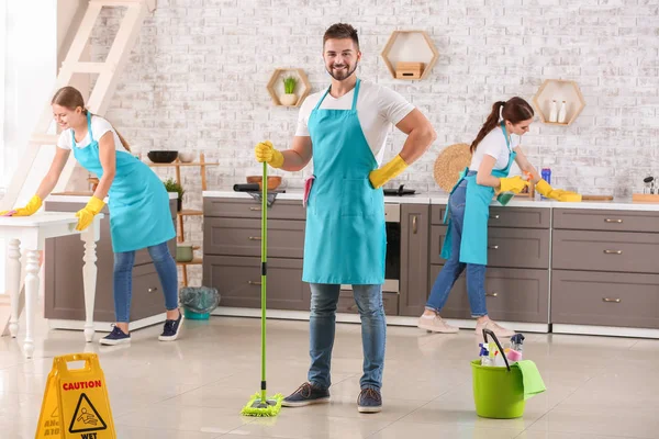 Homem zelador com colegas na cozinha — Fotografia de Stock