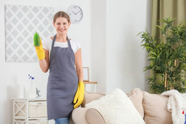 Porträt einer Hausmeisterin im Zimmer — Stockfoto