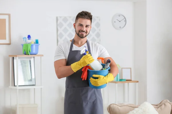 Férfi gondnok tisztítószerekkel a szobában — Stock Fotó