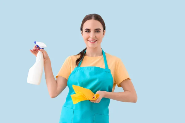 Janitor feminino em fundo de cor — Fotografia de Stock