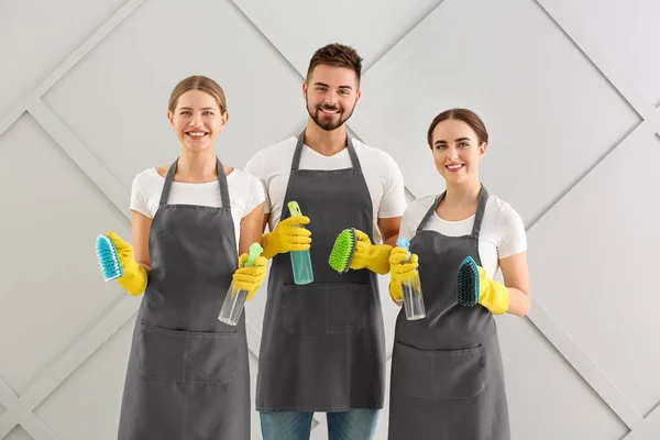 Hausmeisterteam auf grauem Hintergrund — Stockfoto