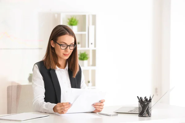 Beautiful young businesswoman working in modern office — Stock Photo, Image